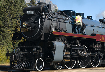 Steam engine 2816 pausing in Banff station