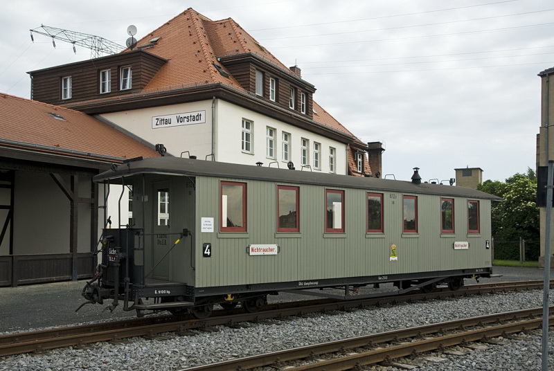_DSE2264.jpg - ein alter Passagierwagen wartet am Bahnhof von Zittau Vorstadt, dem Sitz  der Zittauer Schmalspurbanh