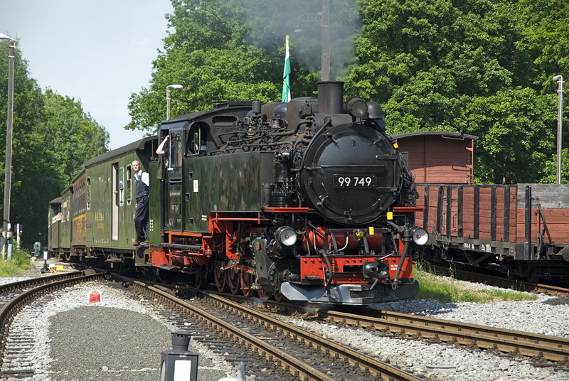 _DSE2576.jpg - Einfahrt in den Bahnhof von Bertsdorf