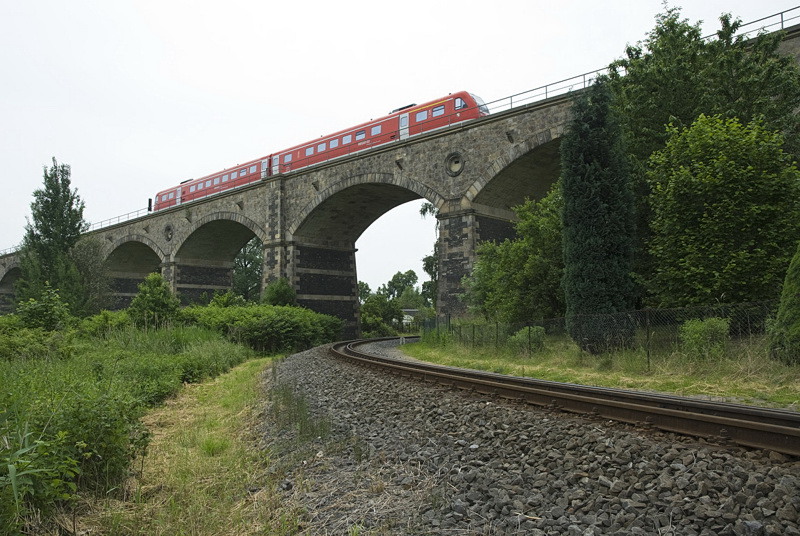 _DSE2668.jpg - Die Schmalspurstrecke verläuft unter der grossen Neisse-Brücke