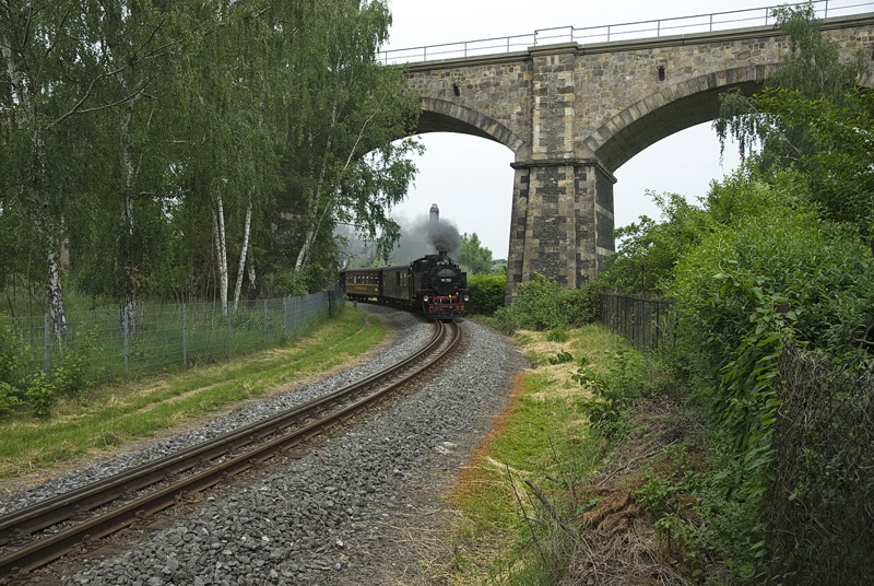 _DSE2676.jpg - Die Schmalspurstrecke verläuft unter der grossen Neisse-Brücke